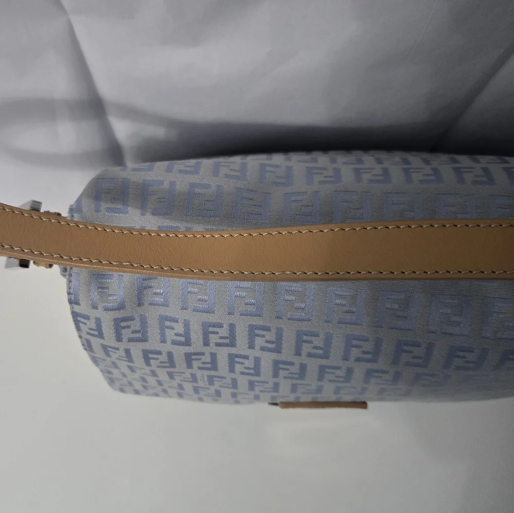 Fendi Zucchino Mama Baguette shoulder bag light blue canvas with silver hardware - Picture 6 of 16